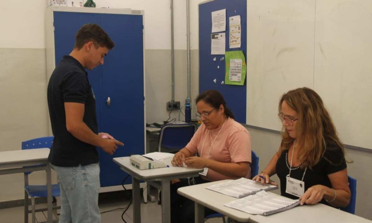 Nikolas Ferreira compareceu ao local de votação por volta das 12h, permanecendo pouco tempo no local -  (crédito: Jair Amaral/EM/D.A Press)