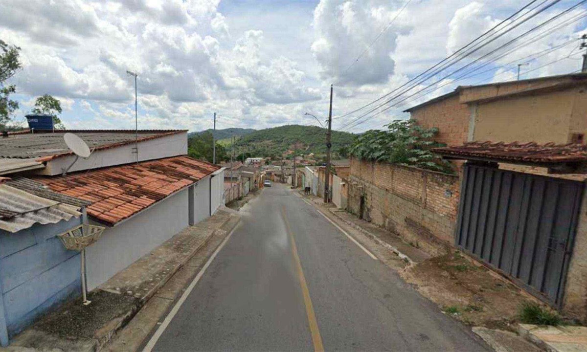 Bairro Nossa Senhora do RosÃ¡rio, onde mÃ£e e filho foram mortos a tiros em casa -  (crédito: ReproduÃ§Ã£o/Google StreetView)