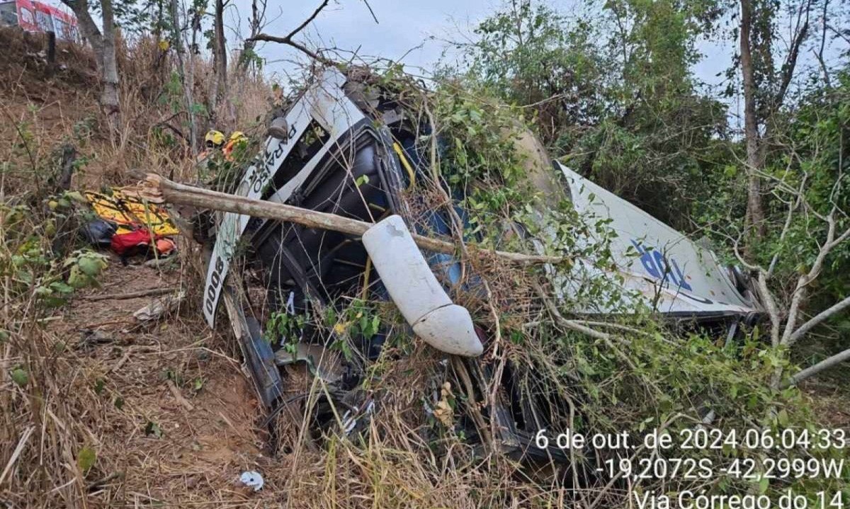 Acidente aconteceu na madrugada deste domingo (6) na R-381, entre Naque e Periquito, no sentido Governador Valadares -  (crédito: CBMMG)