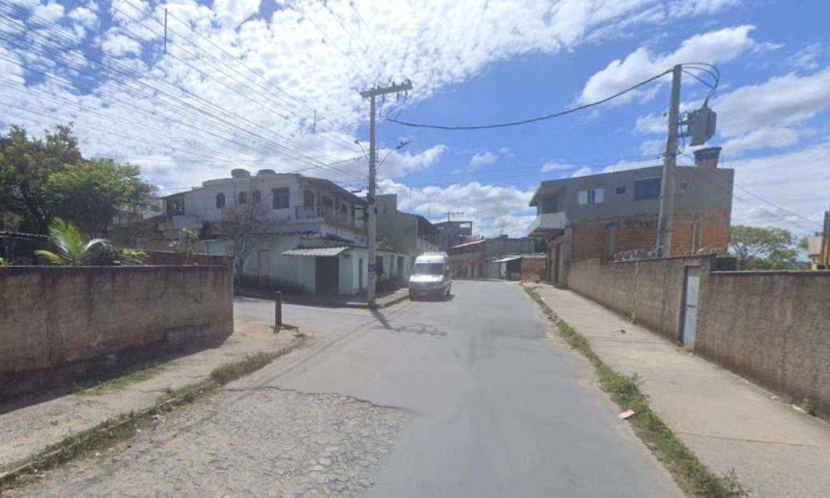 Rua em Justinópolis onde homem morreu e outro ficou ferido após disparos de arma que utilizoava mira laser -  (crédito: Reprodução/Google StreetView)