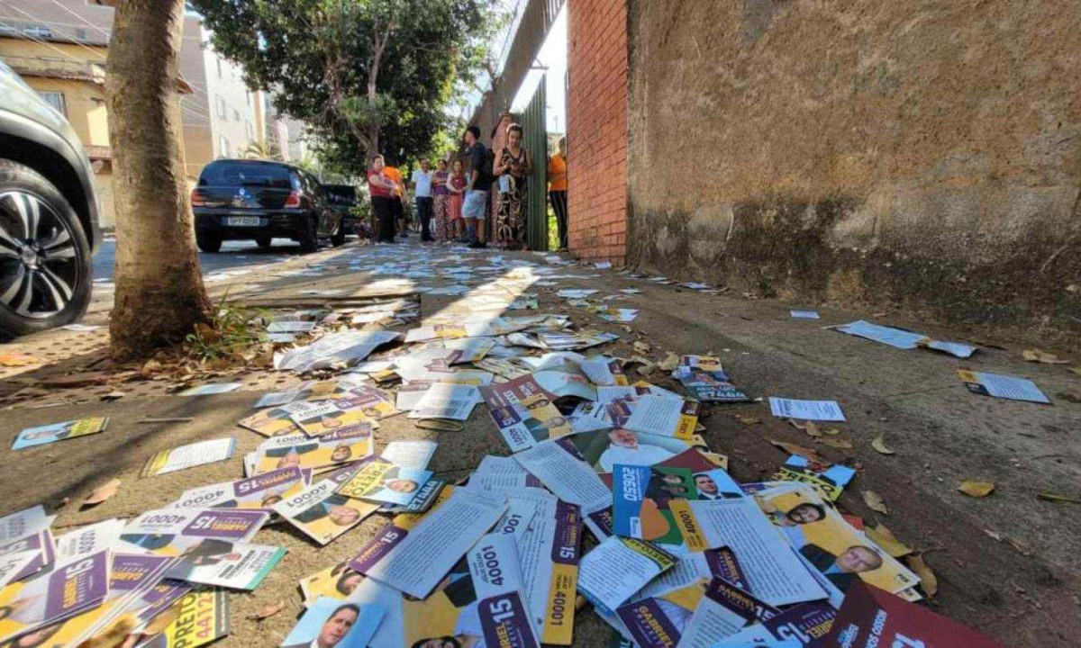 Distribuição de santinhos e propaganda eleitoral na véspera e no dia da votação é considerada crime eleitoral passível de punições como multa  -  (crédito: Gladyston Rodrigues / EM / D.A Press)