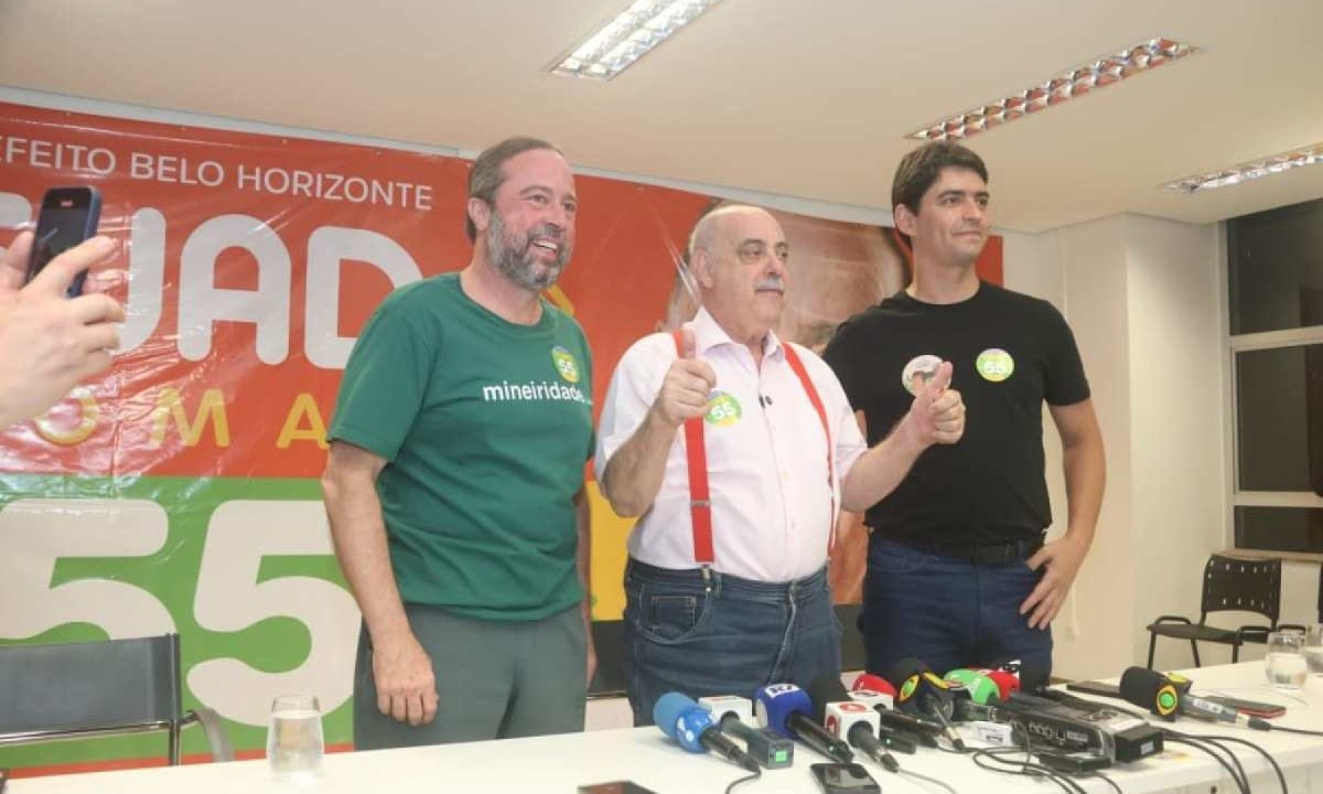 De camisa verde, ministro Alexandre Silveira, comemora ida de Fuad para o segundo turno, ao lado do prefeito e do presidente do PSD/MG, Cássio Soares. -  (crédito: Marcus Vieira/ EM/D.A.Press)