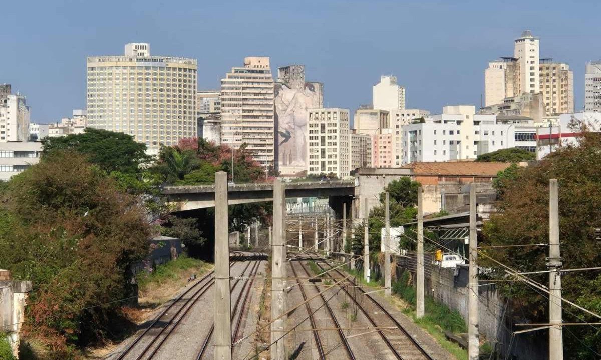 Dia claro em Belo Horizonte com baixa umidade à tarde. Chuvas previstas só para quarta-feira -  (crédito: Jair Amaral/EM/D.A.Press)