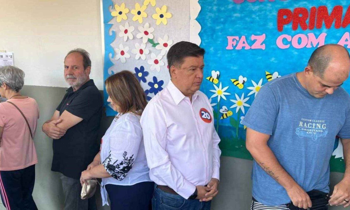 O senador Carlos Viana (Podemos) votou no Colégio Helena Pena, na Região Leste de BH -  (crédito: Edésio Ferreira/EM/DA Press)