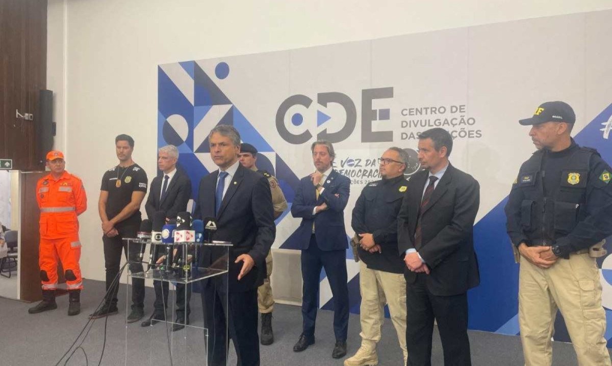Representantes de diversas instituições apresentam balanço das eleições em Minas Gerais. No púlpito, desembargador Carlos Henrique Perpétuo Braga -  (crédito: Denys Lacerda/EM/D.A Press)