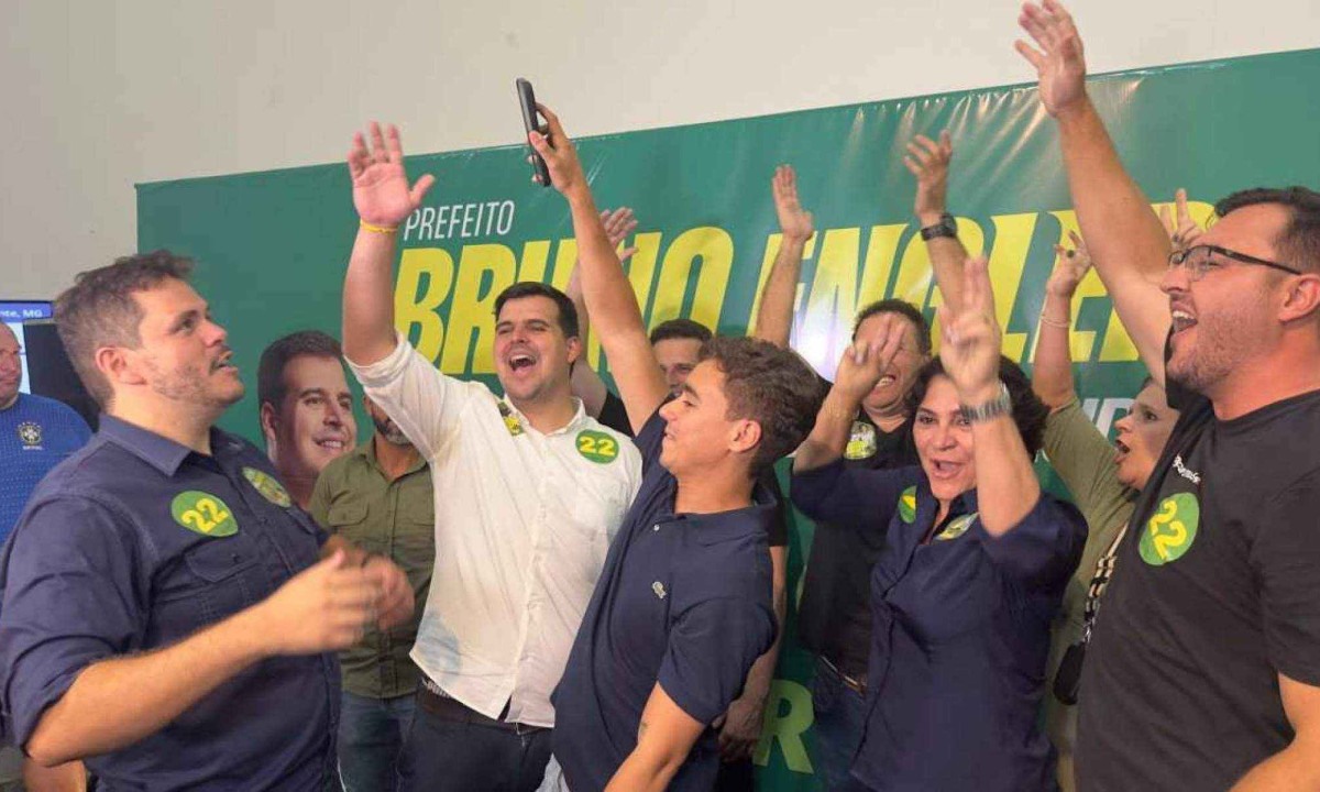 Engler celebra vit&oacute;ria do primeiro turno ao lado de apoiadores, incluindo Nikolas Ferreira -  (crédito: RAMON LISBOA/EM/DAPRESS)