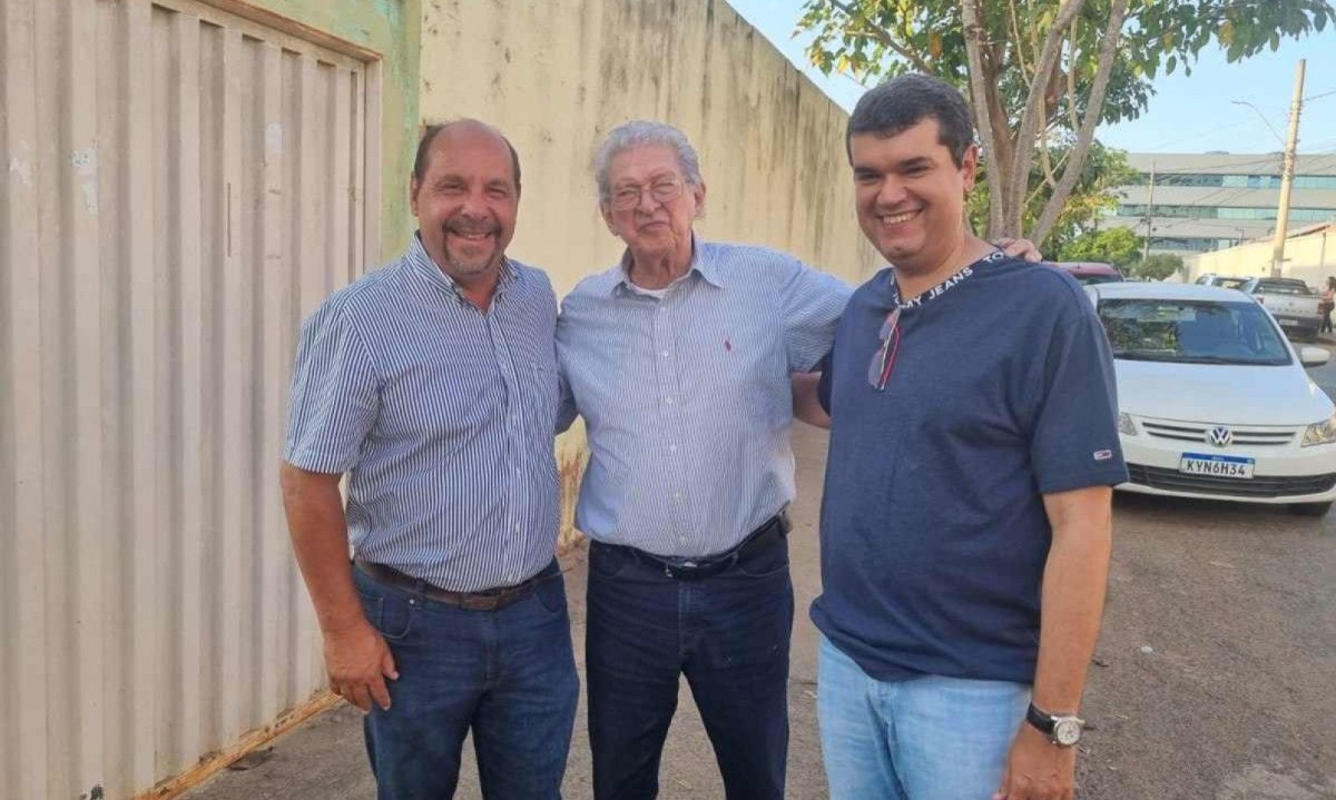 Guilherme Guimar&atilde;es (&agrave; esq.), seu principal 'cabo eleitoral', o prefeito Humberto Souto, e o vice-prefeito eleito Ot&aacute;vio Rocha -  (crédito: Luiz Ribeiro/EM/D.A Press)