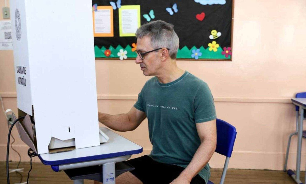 Depois de votar, Zema também falou sobre a importância das eleições e reforçou que os eleitores devem pesquisar e escolher os representantes mais capacitados -  (crédito: Gil Leonardi / Secom MG / Divulgação)