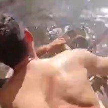 Dentada na cobra: Homem dá mordida em sucuri para escapar de ataque - reprodução redes sociais