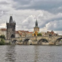 Famosa ponte de Praga tem estátua que "traz sorte" - Duernsteiner por Pixabay