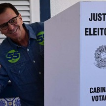 Paes vota no Rio e se diz confiante em vencer no primeiro turno -  AFP