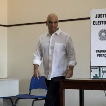 Moraes vota em SP, faz selfies com eleitores e não fala com imprensa - Adriano Vizoni/Folhapress