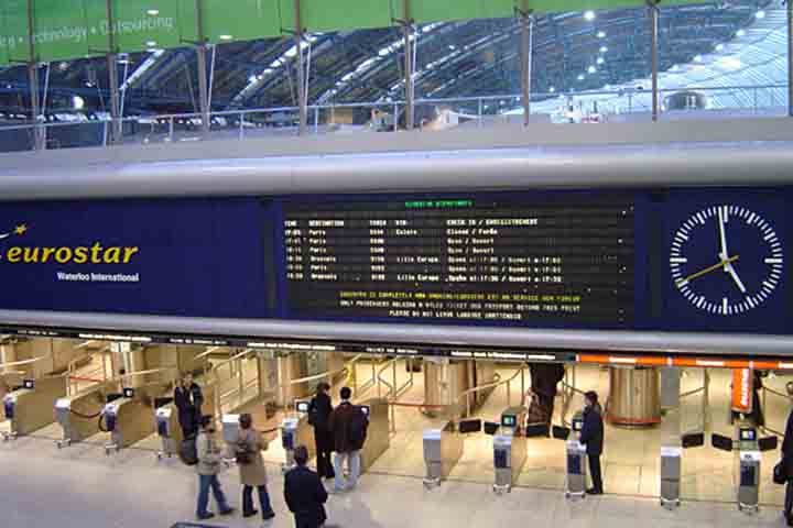 A Eurostar conecta passageiros de estações de Londres, na Inglaterra, para Paris, na França, e Bruxelas, na Bélgica. 
