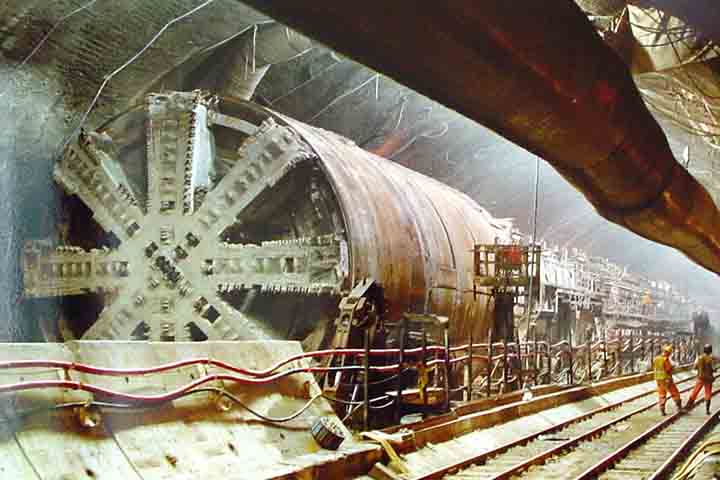 A construção do Eurotúnel teve início em 1988, dois anos depois da assinatura do contrato. 

