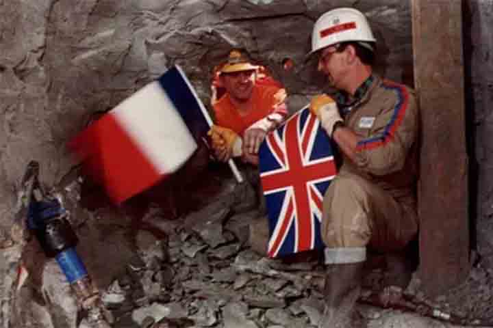 Em 1990, um ato simbólico marcou o andamento das obras. Na metade do túnel, os mineiros Graham Fagg e Phillippe Cozzette trocaram as bandeiras dos seus países - Inglaterra e França, respectivamente. 
