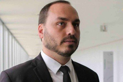 Carlos Bolsonaro voltou a usar o X para criticar as condi&ccedil;&otilde;es da cela do pai -  (crédito: AFP)