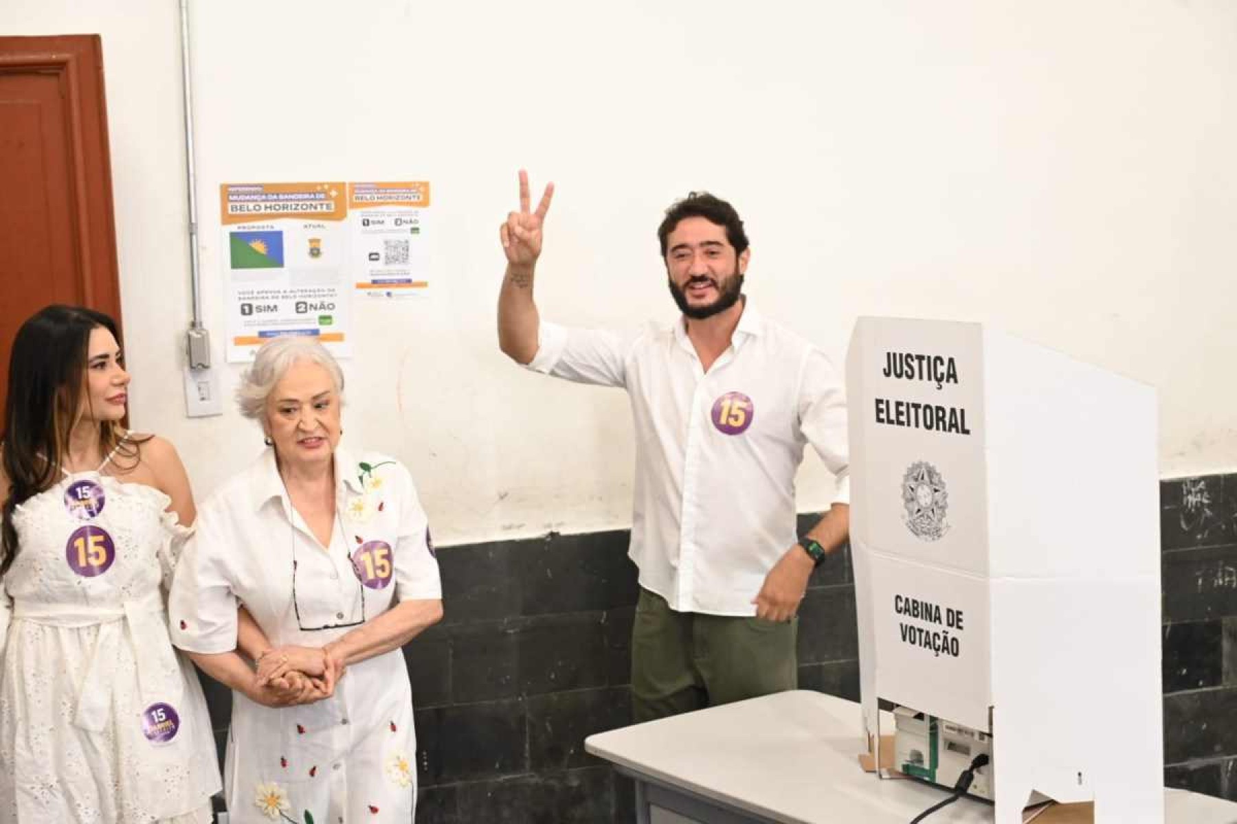 Eleições em BH: Gabriel Azevedo vota confiante que vai para 2° turno