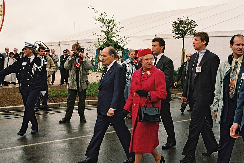 A cerimônia de inauguração contou com a presença de Elizabeth 2ª (1926-2022), então rainha do Reino Unido, e François Mitterrand (1916 - 1996), presidente da França à época. 

