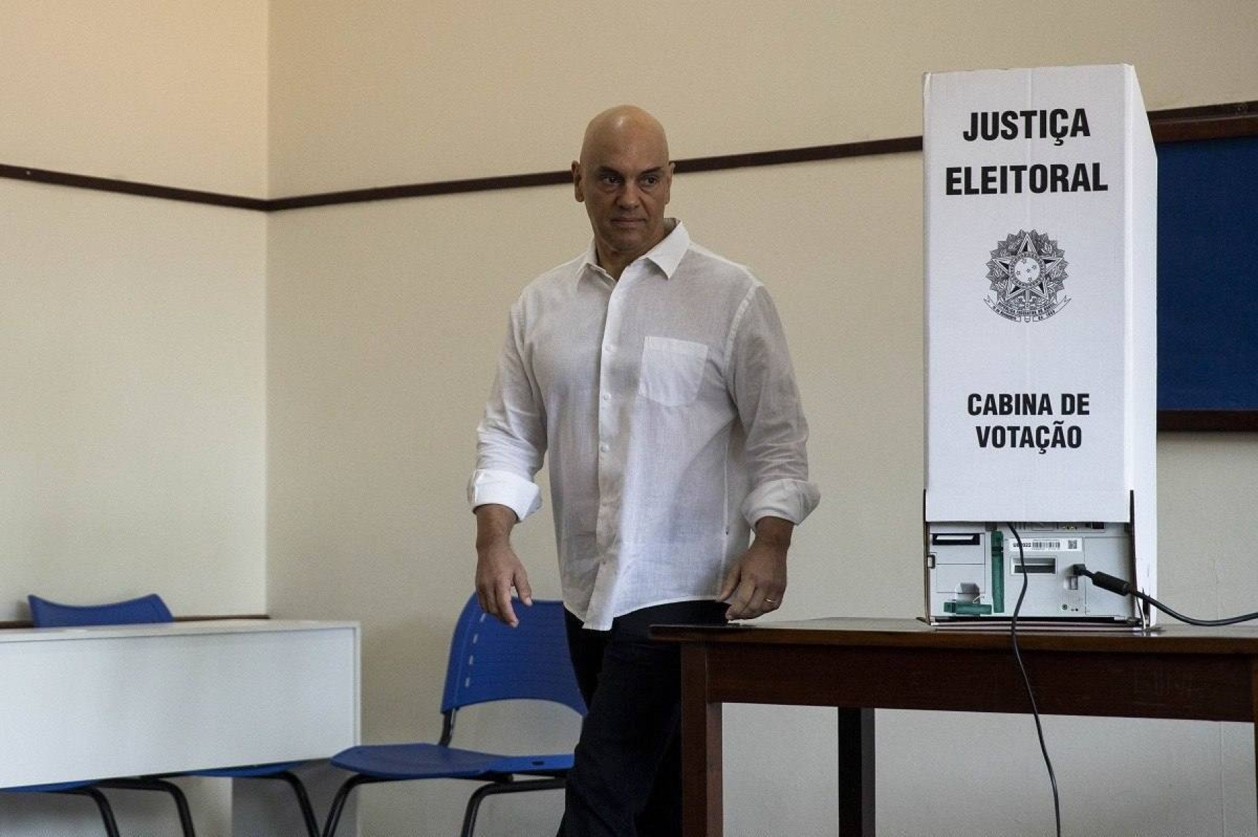 Moraes vota em SP, faz selfies com eleitores e não fala com imprensa