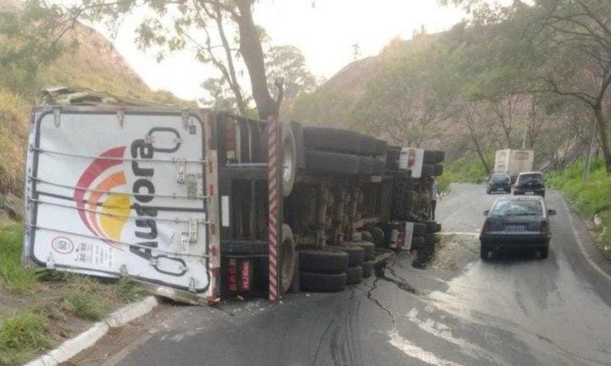 O caminhão tombou em Betim, na Grande BH -  (crédito: Reprodução / CBMMG)