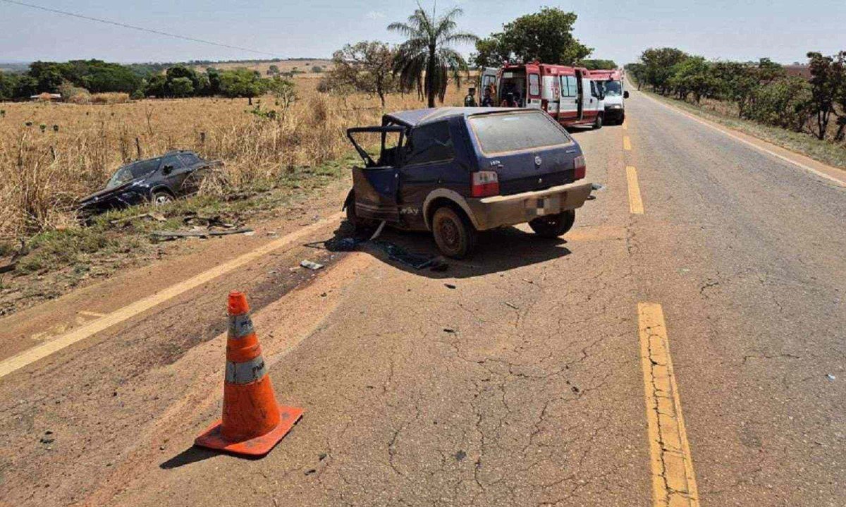 Os dois ocupantes do Fiat morreram no momento da batida  -  (crédito: PMRv)