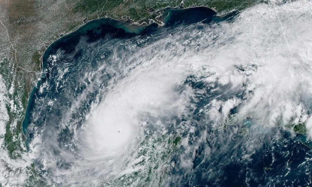 Imagem de satélite mostra o furacão Milton sobre o Golfo do México -  (crédito:  AFP)