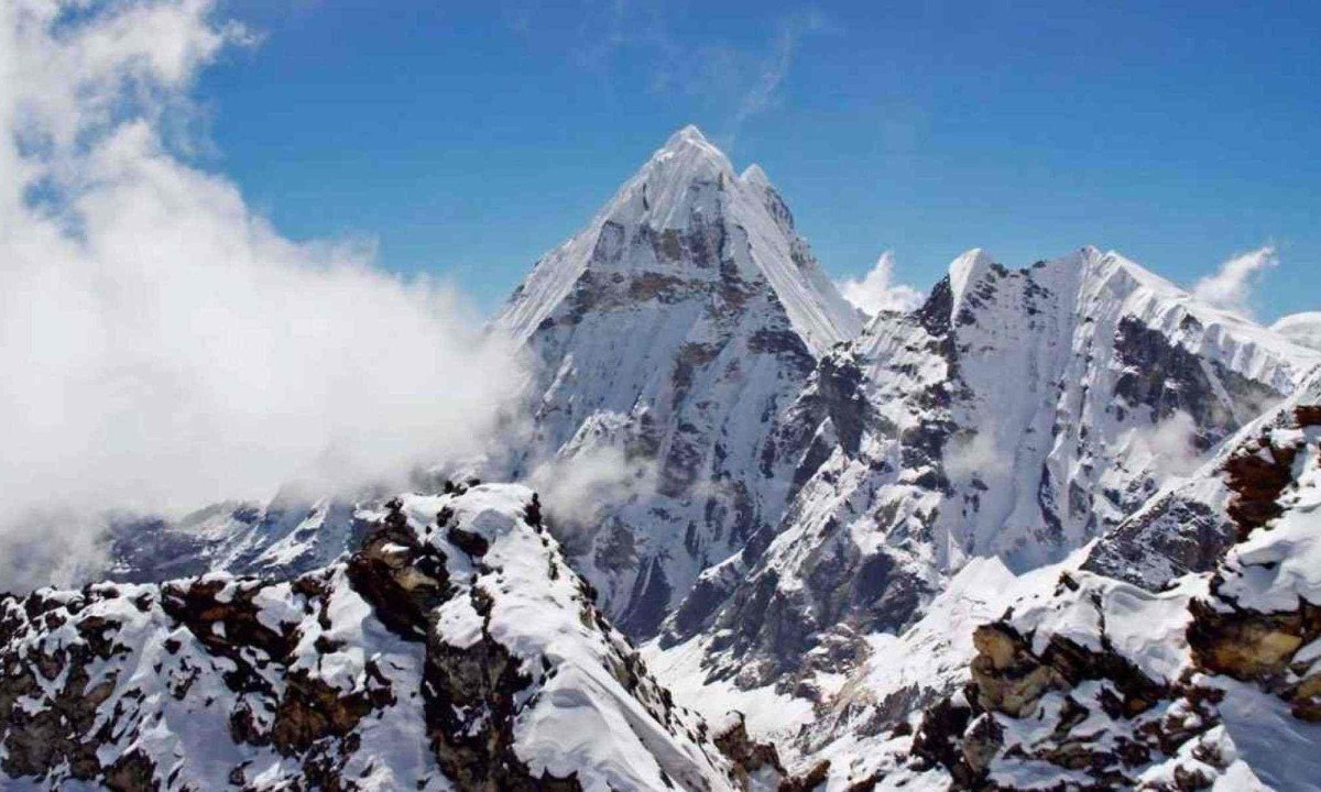 A barraca, equipamentos de escalada e comida que levaram foram perdidos -  (crédito: Frame do vídeo: The Himalayas from 20,000 ft.)