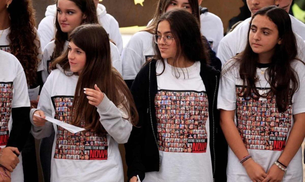Alunos de uma escola na França usam camisetas com fotos de reféns sequestrados pelos terroristas do Hamas -  (crédito: Valery HACHE / AFP)