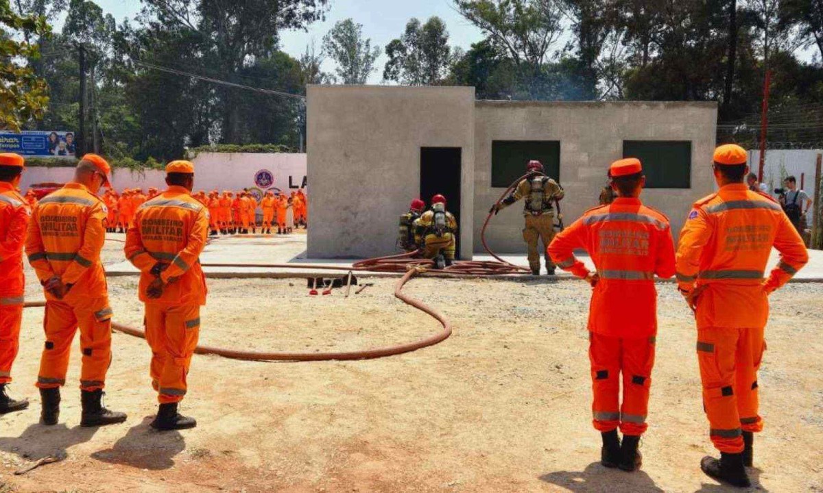 Bombeiros estreiam laborat&oacute;rio de pesquisas em inc&ecirc;ndios nesta segunda (7). Material &eacute; o mesmo utilizado na constru&ccedil;&atilde;o de casas, aproximando o treinamento de um inc&ecirc;ndio real -  (crédito: Jair Amaral / E.M / D.A Press)