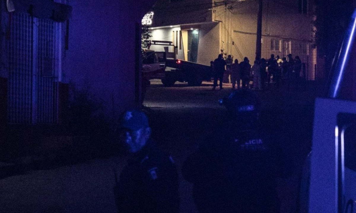 Investigadores e peritos na cena do crime onde restos mortais do prefeito de Chilpancingo, no México, foram encontrados 
       -  (crédito: Jesus GUERRERO / AFP)