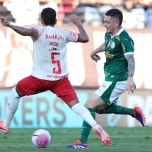  O jogador Anibal Moreno, da SE Palmeiras, disputa bola com o jogador do Red Bull Bragantino, durante partida v..lida pela vig..sima nona rodada, do Campeonato Brasileiro, S..rie A, no Est..dio Nabi Abi Chedid. (Foto: Cesar Greco/Palmeiras/by Canon)
     -  (crédito:  CESAR GRECO)