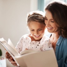 Escolher livros como presente estimula a imaginação infantil e o aprendizado (Imagem: PeopleImages.com - Yuri A | Shutterstock) -  (crédito: EdiCase)