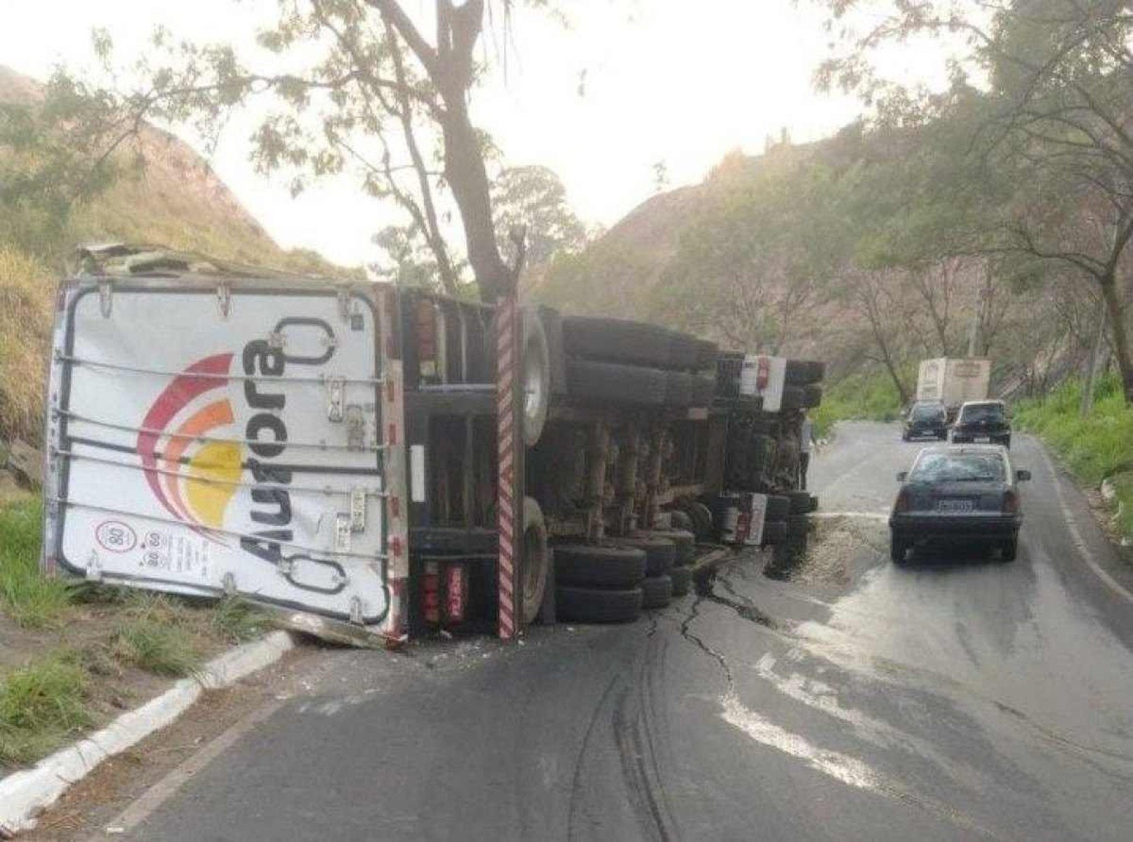 Grande BH: caminhão com carga de frios tomba e combustível vaza