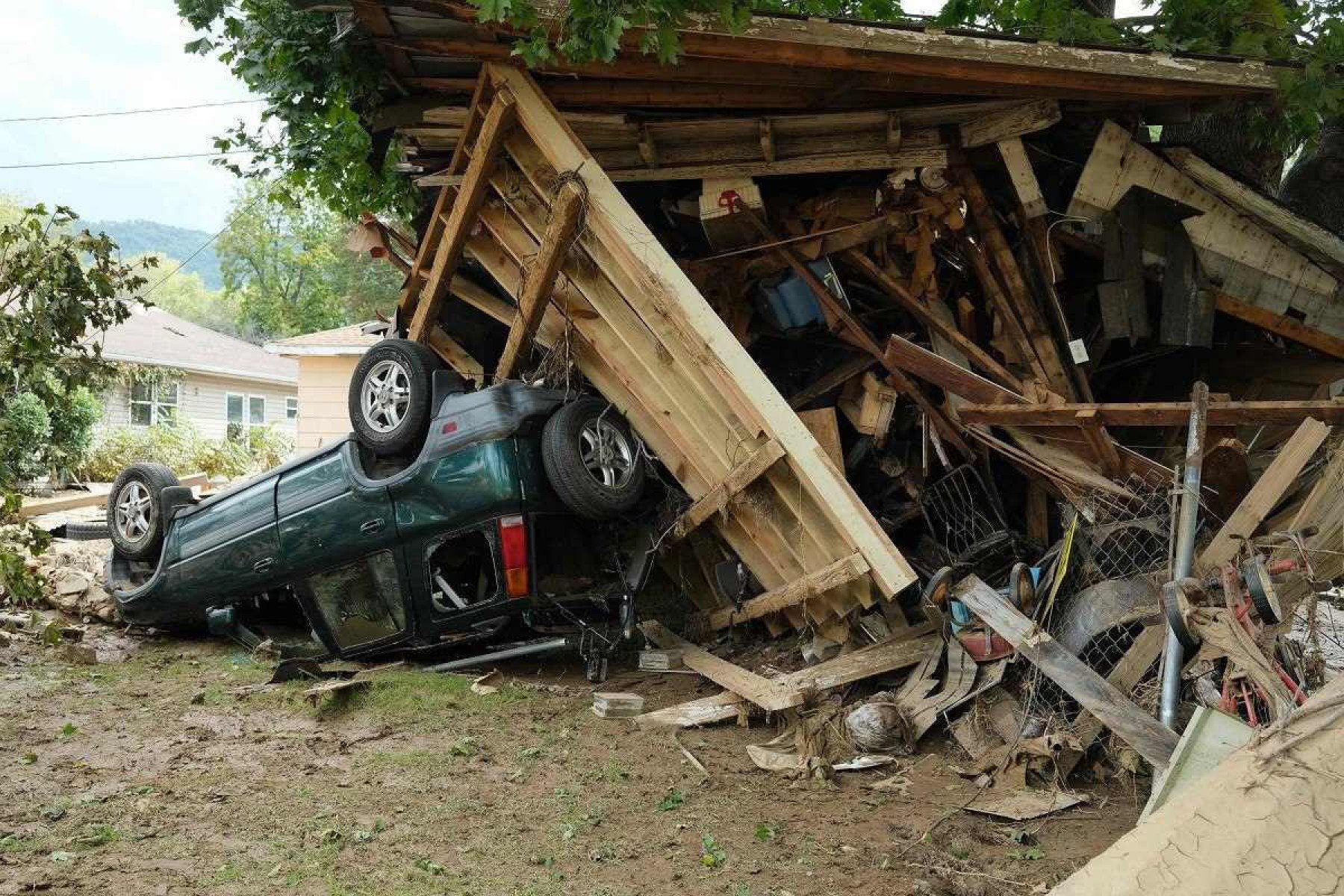  Recentemente, outro furacão, o Helene, atingiu com violência a mesma região: na foto, destruição no condado de Swannanoa, no estado da Carolina do norte, nos EUA