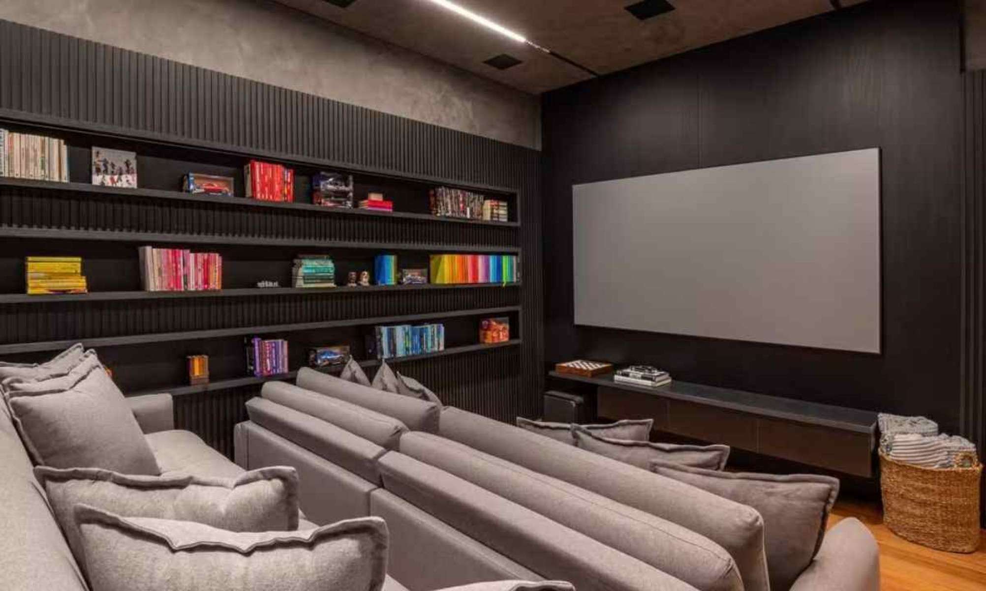 A mansão inclui uma sala de cinema, onde a família pode relaxar em momentos de descontração