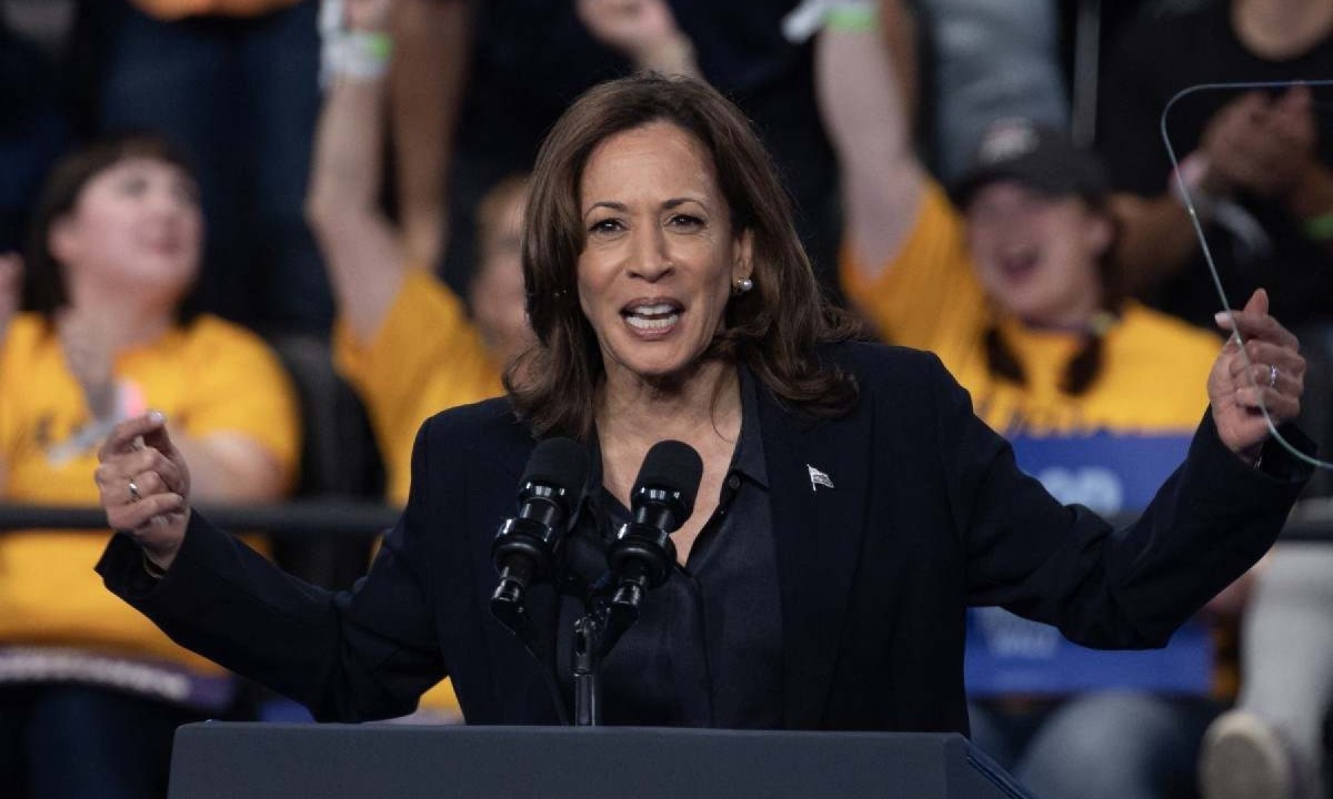 Kamala Harris discursa em Michigan, em 4 de outubro: fôlego na reta final da campanha  -  (crédito: Scott Olson/Getty Images/AFP)