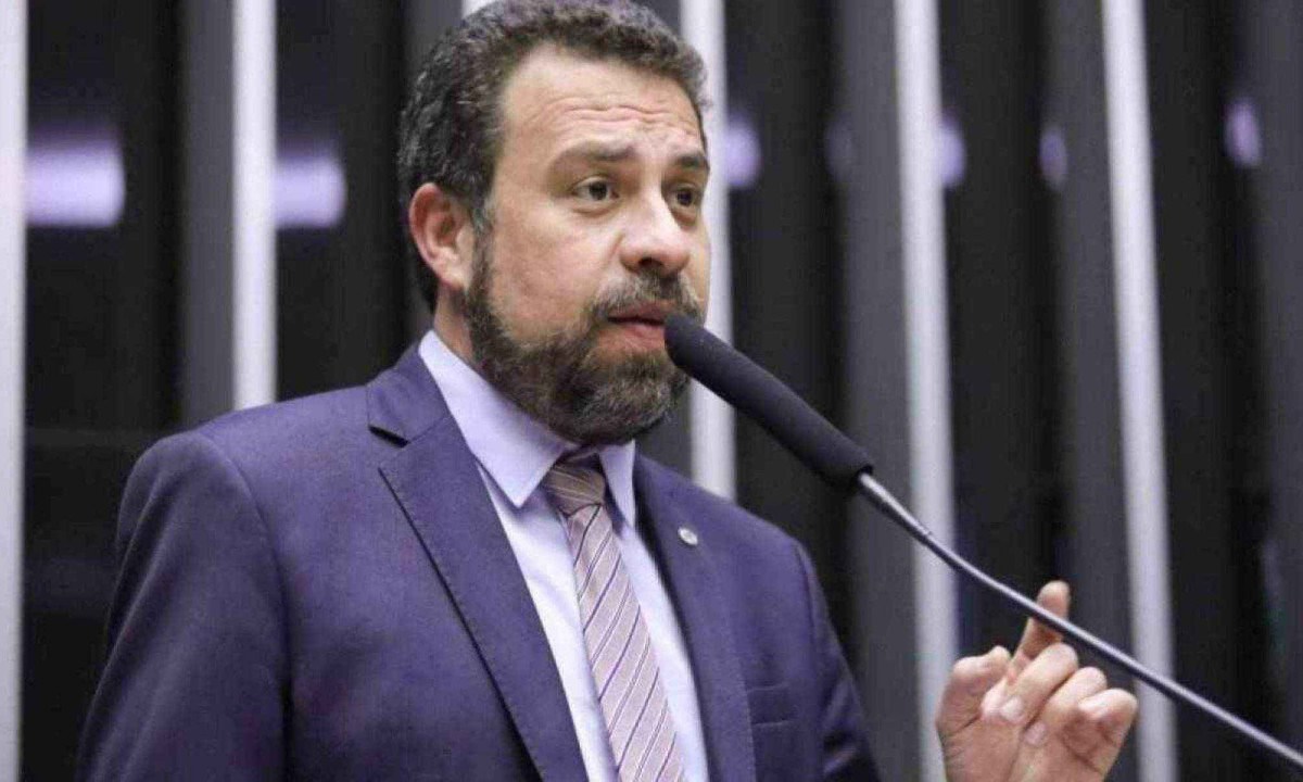 Guilherme Boulos (PSOL) fez a primeira agenda de rua após o primeiro turno da eleição paulistana -  (crédito: Mário Agra / Câmara dos Deputados)