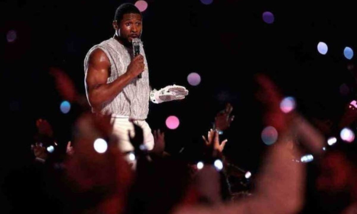 Usher foi a atração principal do intervalo do Super Bowl neste ano -  (crédito: JAMIE SQUIRE / Getty Images via AFP)