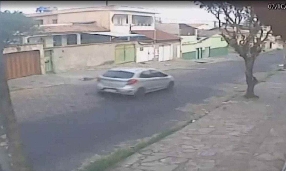 Invasores levaram itens de valor e alimentos da geladeira de uma casa na Região da Pampulha, na madrugada de segunda (7/10) -  (crédito: Câmeras de segurança)