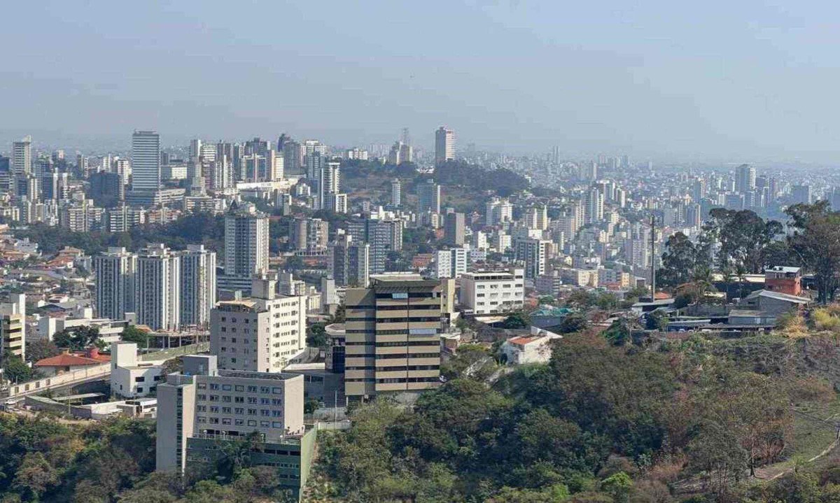 Chuva de setembro em BH n&atilde;o foi o suficiente para reverter a baixa qualidade do ar e, por isso, considerada n&atilde;o significativa -  (crédito: Ed&eacute;sio Ferreira/EM/DA Press)