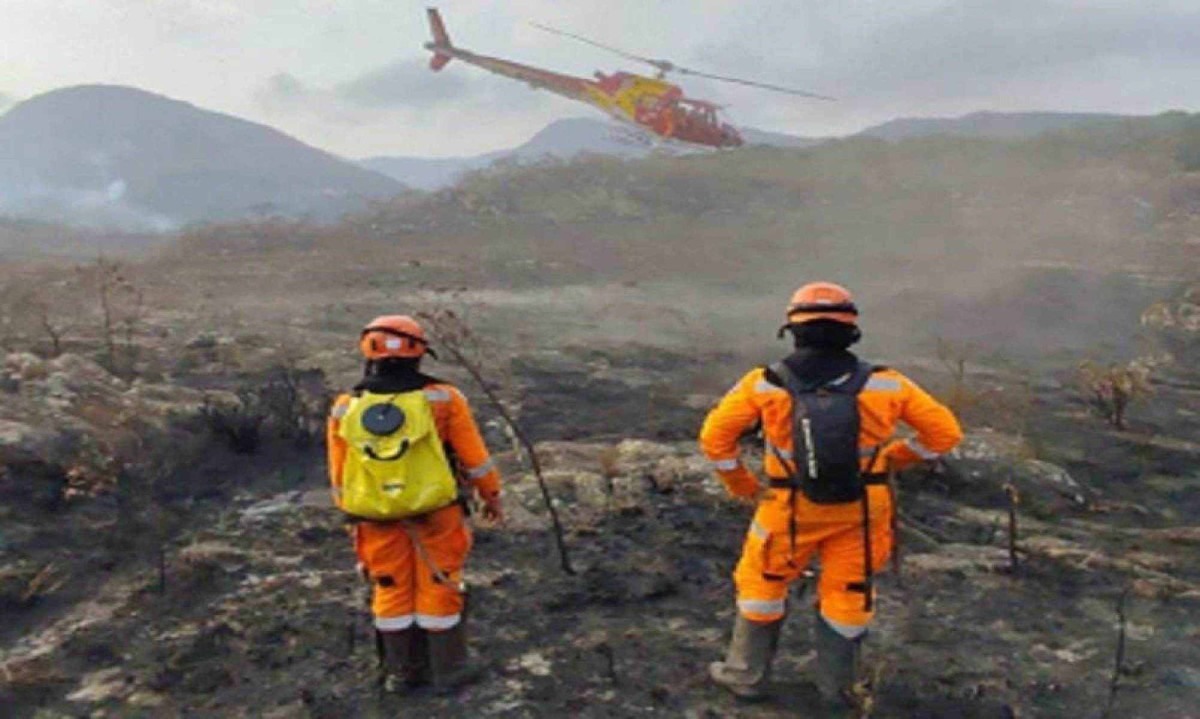 Principal preocupação na Serra do Caraça é debelar os focos ainda existentes -  (crédito: CBMMG)