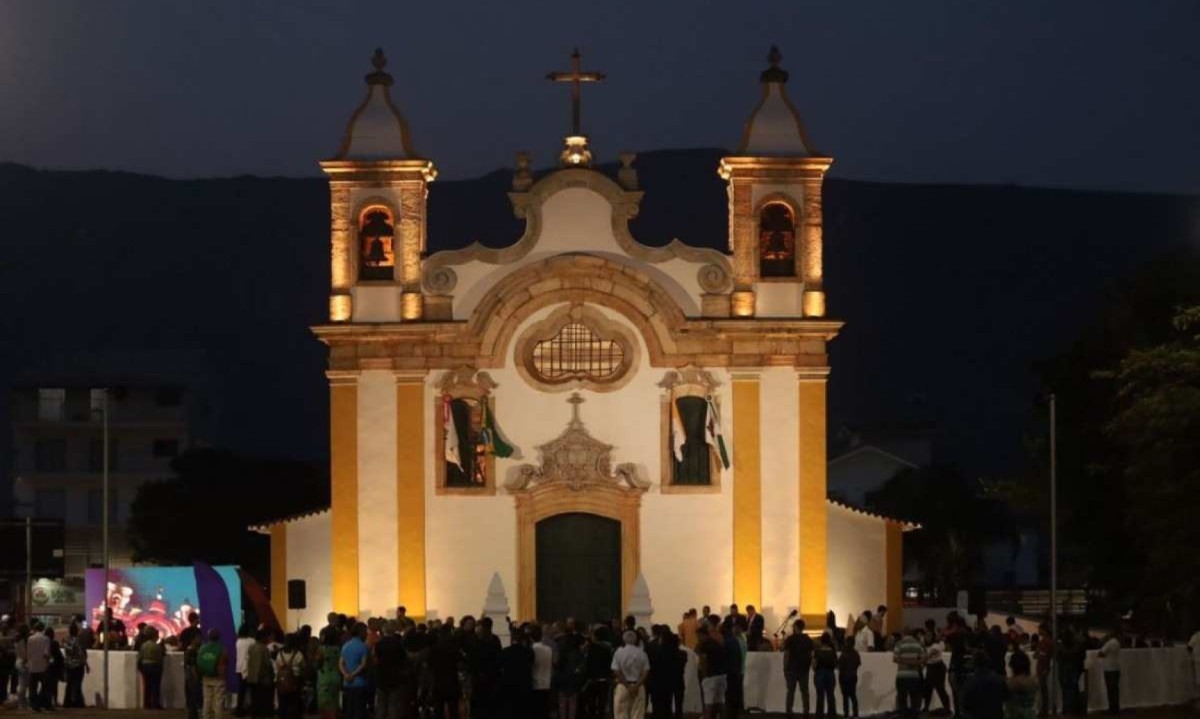 Matriz Santo Antônio, no Centro de Ouro Branco, foi reaberta com festa, na noite de segunda-feira  -  (crédito: PARÓQUIA SANTO ANTÔNIO/OURO BRANCO/DIVULGAÇÃO)