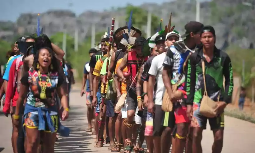 Xacriabás fecham rodovia BR-135, em São João das Missões, em setembro de 2023, em protesto sobre o marco temporal das terras indígenas -  (crédito: Alexandre Guzanshe/EM/D.A Press)