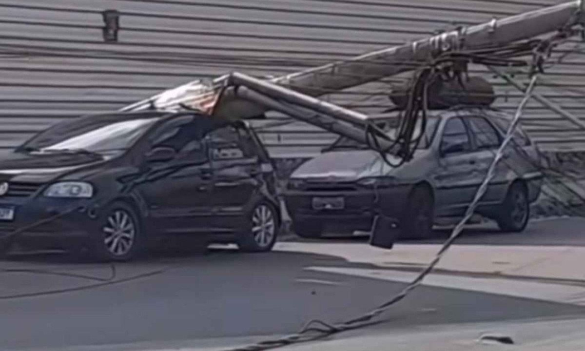 Poste caiu sobre dois carros depois de caminhão de reboque arrastar fios de enérgia em avenida no Barreiro, em BH -  (crédito: Redes Sociais/Reprodução)