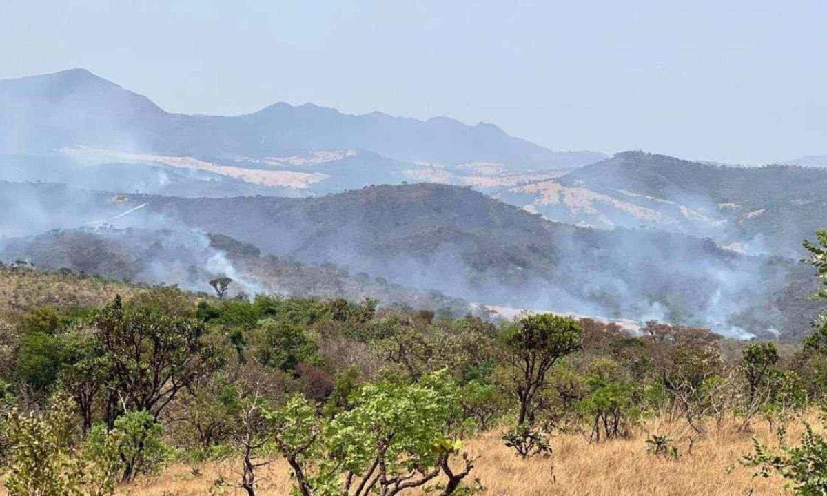  Incêndio de grandes proporções atinge a Serra da Moeda -  (crédito: Edesio Ferreira/EM/D.A Press)