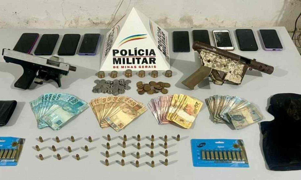 Polícia apreendeu duas submetralhadoras, 55 munições, uma touca ninja, nove celulares e R$ 4.741 em espécie -  (crédito: PMMG/Divulgação)