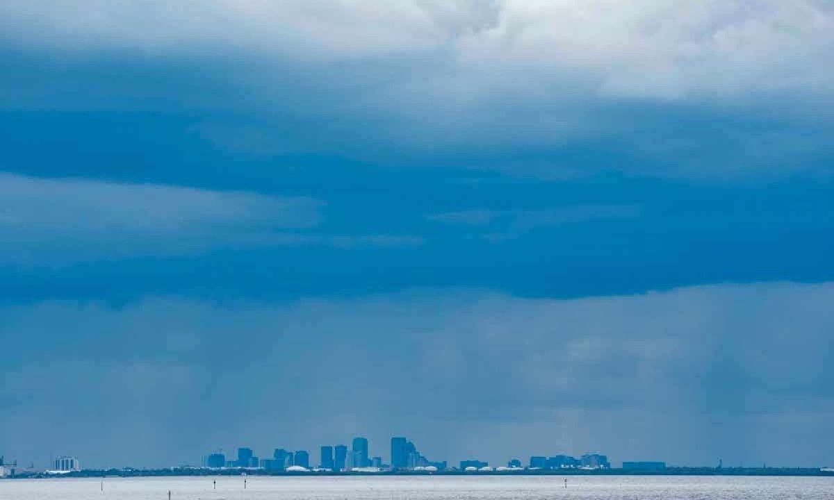 A tempestade sobre a cidade de Tampa, na Flórida, anuncia a aproximação do furacão Milton, deixando a população em alerta -  (crédito: Bryan R. SMITH/AFP)