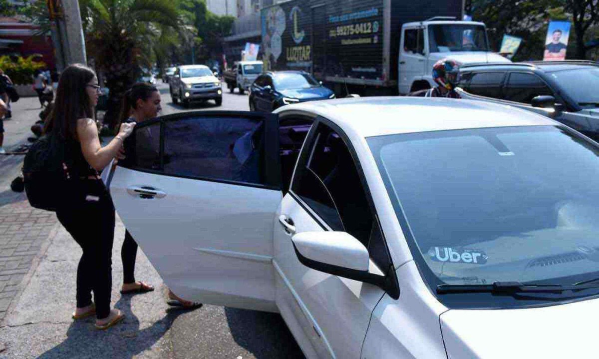 Passageiro embarca em carro de aplicativo em BH: segundo o levantamento, com a oferta do serviço, 75% dos usuários deixaram de dirigir após consumir bebida alcoólica -  (crédito: Gladyston Rodrigues/EM/D.A. Press)