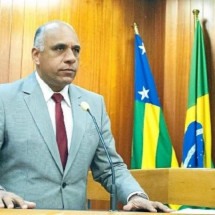 Prefeito derrotado exonera quase 2 mil pessoas e volta atrás horas depois