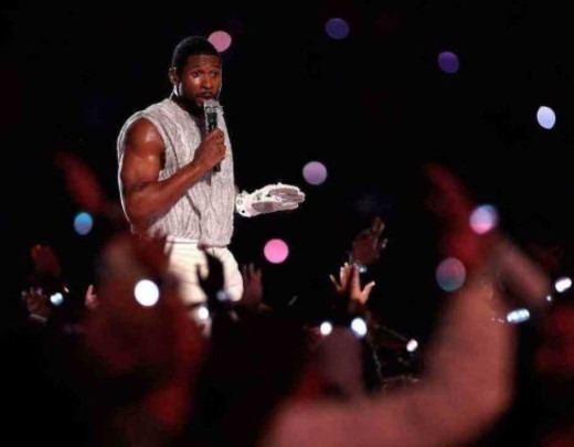 Usher foi a atração principal do intervalo do Super Bowl neste ano -  (crédito: JAMIE SQUIRE / Getty Images via AFP)